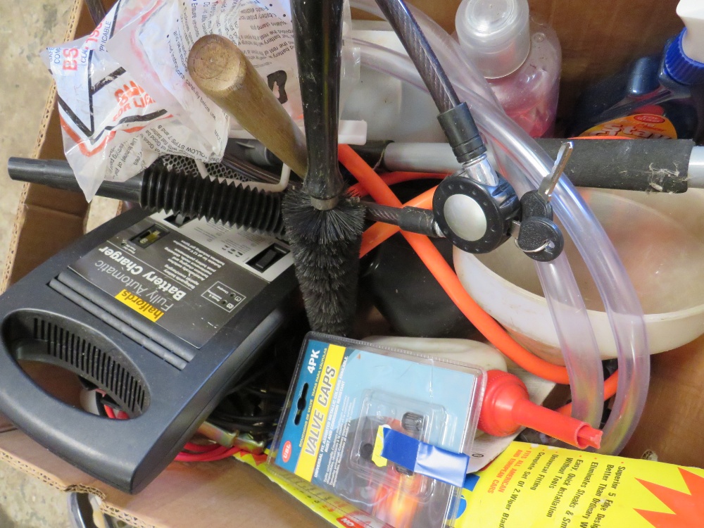 TWO BOXES CONTAINING VARIOUS CROP SPRAYERS, AUTOMOTIVE AND GARDEN HARDWARE - Image 4 of 4