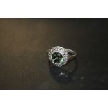 A SILVER & MARCASITE GEMSET RING STAMPED 925 WITH CENTRAL GREEN STONE, APPROX 4 G, RING SIZE R