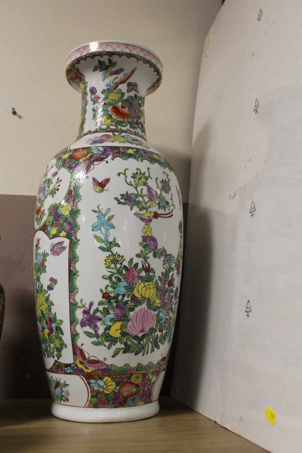 A SELECTION OF SIX MODERN ORIENTAL STYLE ITEMS COMPRISING THREE FIGURES AND THREE VASES OF - Image 3 of 3