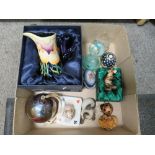 A TRAY OF ASSORTED COLLECTABLES TO INCLUDE AN OLD TUPTONWARE JUG, TRINKET BOXES, DECORATIVE GLASS