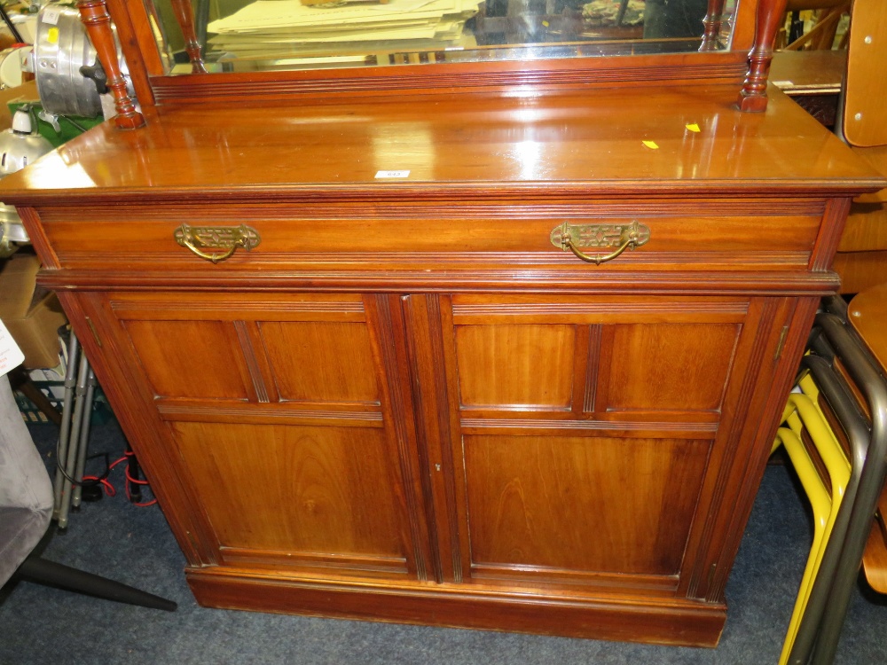 AN EDWARDIAN MAHOGANY MIRRORBACKED CHIFFONIER W-106 CM - Image 3 of 4