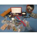 A TRAY OF ASSORTED COLLECTABLES, WATCHES, COSTUME JEWELLERY ETC