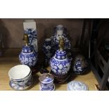 A SELECTION OF MODERN ORIENTAL STYLE BLUE AND WHITE CERAMICS TO INCLUDE TWO SMALL LIDDED GINGER