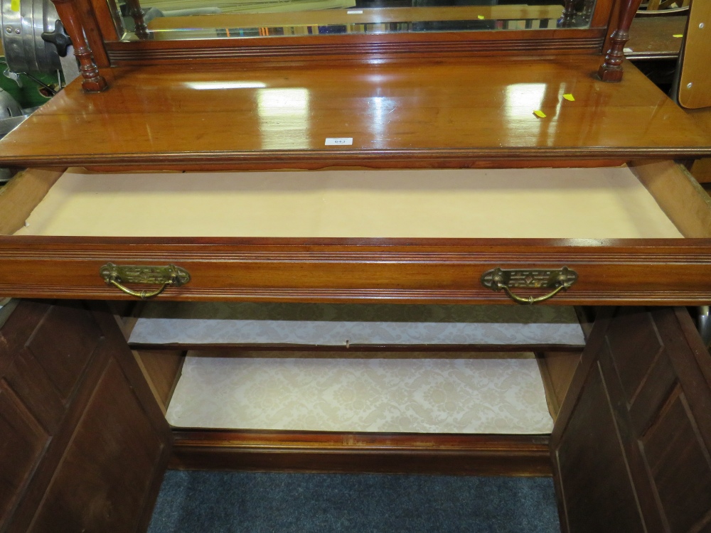 AN EDWARDIAN MAHOGANY MIRRORBACKED CHIFFONIER W-106 CM - Image 4 of 4