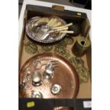 A TRAY OF ASSORTED METALWARE TO INCLUDE A HAMMERED EFFECT TRAY, HORSE BRASSES, WARMING PAN ETC