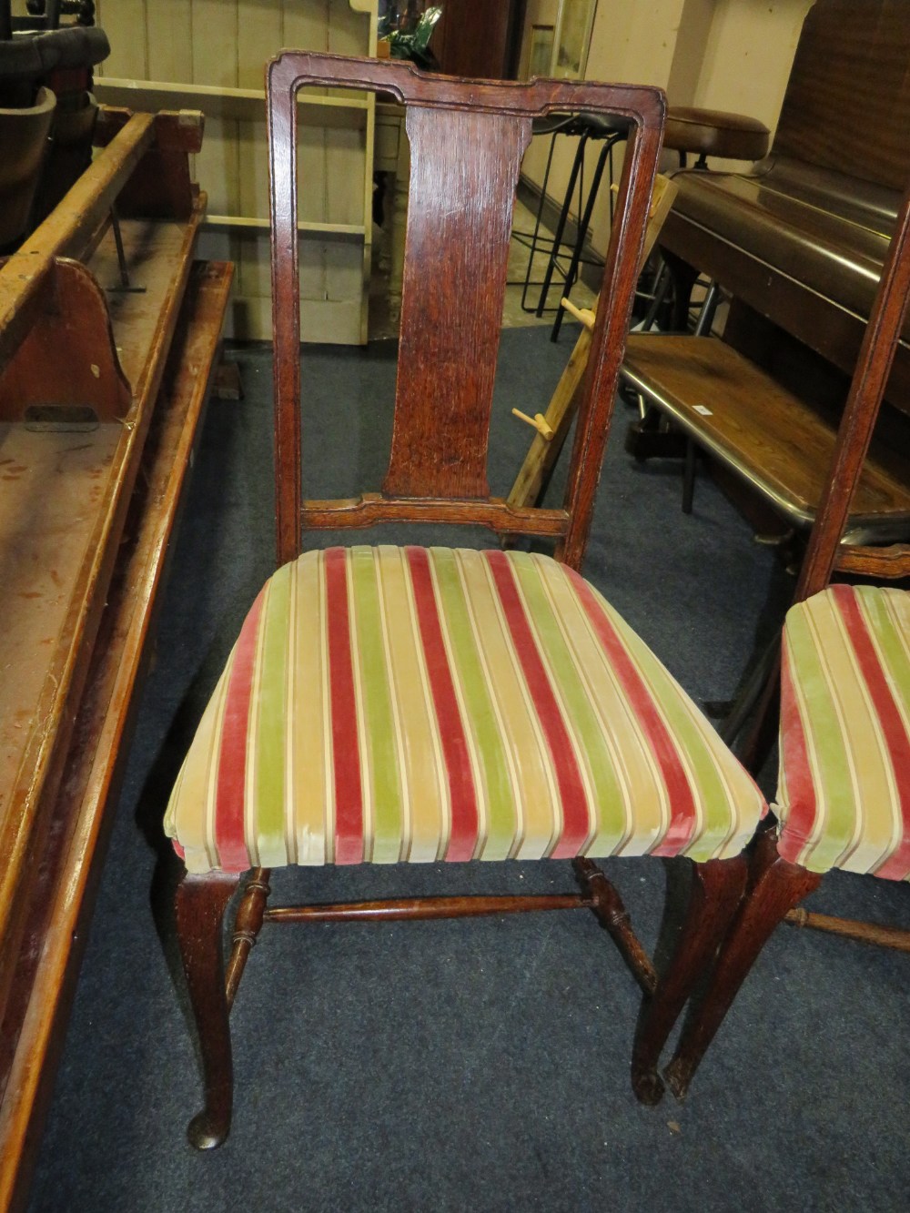 A PAIR OF OAK BEDROOM CHAIRS - Image 3 of 4