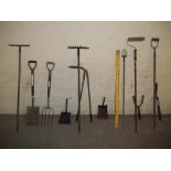 A SELECTION OF GARDEN TOOLS