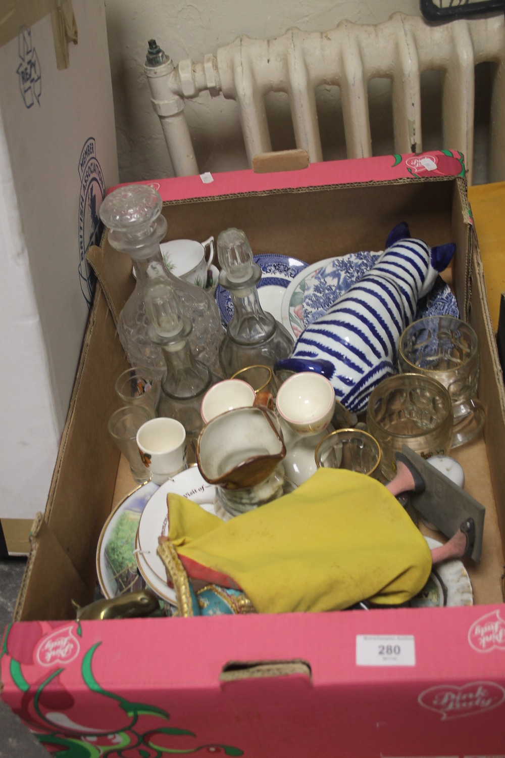 A TRAY OF CERAMICS AND ORNAMENTS TO INCLUDE TOBY JUGS