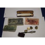 A BAG OF COLLECTABLES TO INCLUDE MILITARY TYPE BUTTONS, BANK NOTES ETC