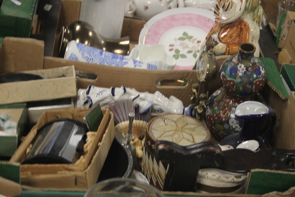 FOUR TRAYS OF CERAMICS AND SUNDRIES TO INCLUDE ROYAL WORCESTER EVESHAM (TRAYS NOT INCLUDED),br. - Image 3 of 5