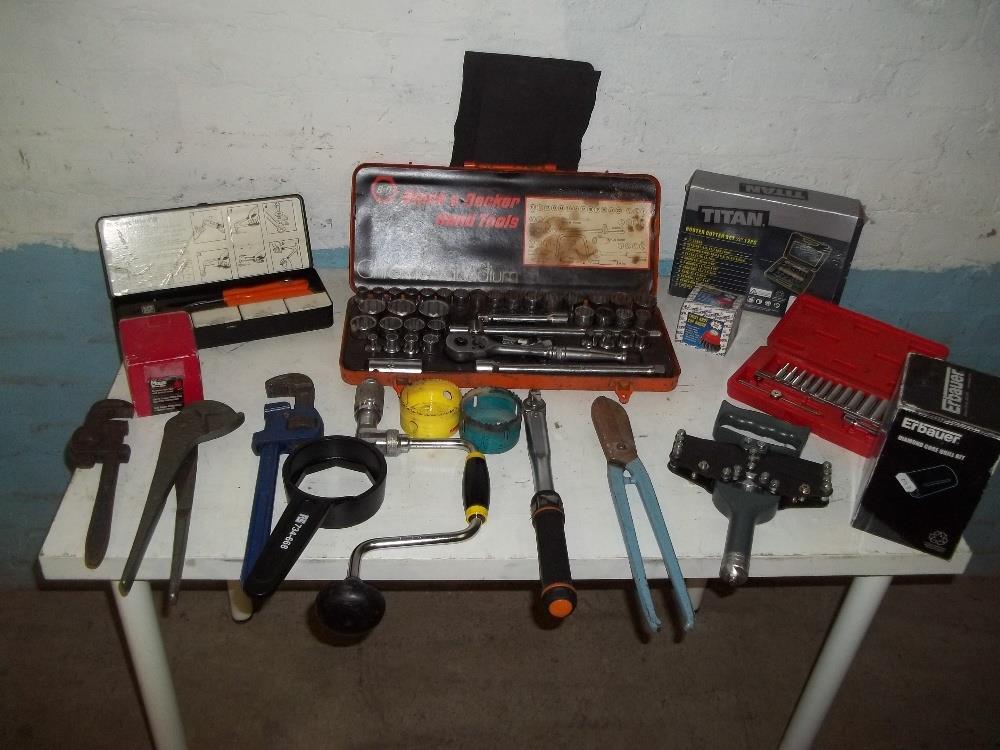 A SEELECTION OF TOOLS TO INCLUDE A BLACK AND DECKER SOCKET SET, TORQUE WRENCH, STILSON WRENCHES ETC