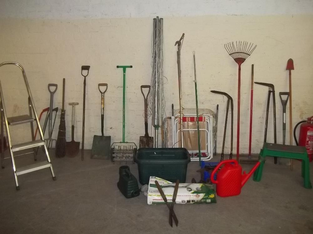 A LARGE SELECTION OF GARDEN TOOLS TO INCLUDE ALUMINIUM STEPS