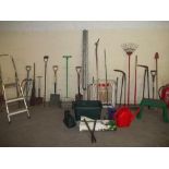 A LARGE SELECTION OF GARDEN TOOLS TO INCLUDE ALUMINIUM STEPS