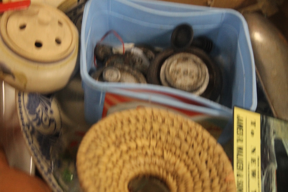 FOUR TRAYS OF CERAMICS AND SUNDRIES TO INCLUDE ROYAL WORCESTER EVESHAM (TRAYS NOT INCLUDED),br. - Image 4 of 5