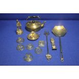 A COLLECTION OF ASSORTED BRASSWARE TO INCLUDE A KETTLE, HORSE BRASSES ETC