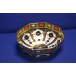 A ROYAL CROWN DERBY IMARI PATTERN FRUIT BOWL 24 CM