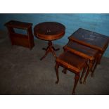 A SELECTION OF REPRODUCTION FURNITURE TO INCLUDE A GLASS TOPPED NEST OF TABLES, A DRUM TABLE ETC