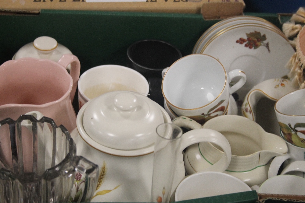 FOUR TRAYS OF CERAMICS AND SUNDRIES TO INCLUDE ROYAL WORCESTER EVESHAM (TRAYS NOT INCLUDED),br. - Image 5 of 5