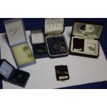 A SMALL COLLECTION OF JEWELLREY TO INCLUDE 9CT GOLD EXAMPLES
