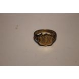 A 9CT GOLD RING