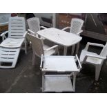 A 7 PIECE PLASTIC GARDEN SET TO INCLUDE LOUNGER TABLE, 4 CHAIRS AND A SERVING TROLLEY