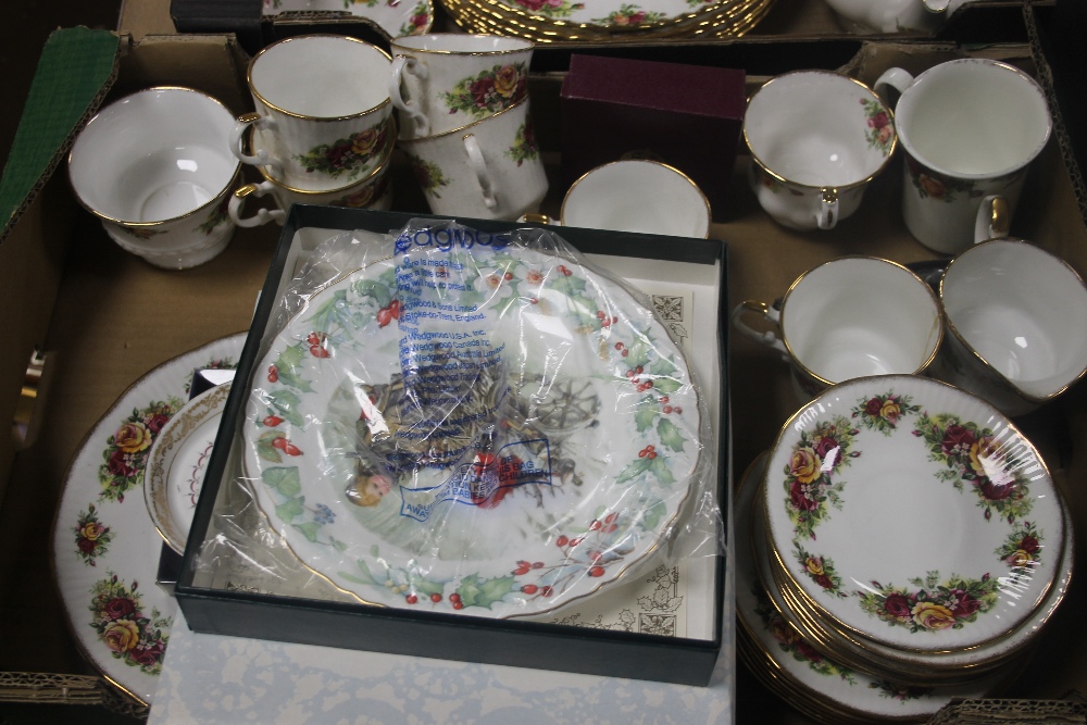 A TRAY OF CERAMICS TO INCLUDE A WEDGEWOOD PLATE (TRAYS NOT INCLUDED),br.