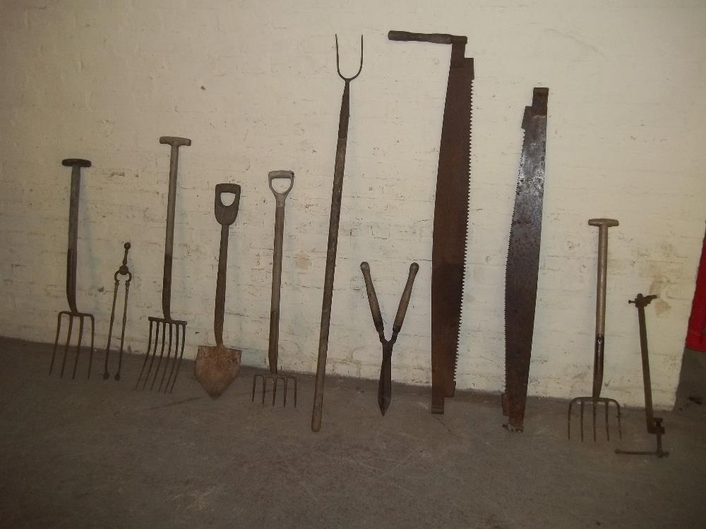 A SELECTION OF OLD VINTAGE GARDEN TOOLS/ SAWS