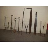 A SELECTION OF OLD VINTAGE GARDEN TOOLS/ SAWS