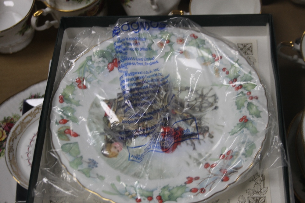 A TRAY OF CERAMICS TO INCLUDE A WEDGEWOOD PLATE (TRAYS NOT INCLUDED),br. - Image 2 of 2