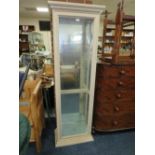 A MODERN FLOORSTANDING GLAZED BOOKCASE WITH GLASS SHELVES H-183 W-59 CM