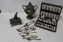 A TRAY OF SILVER PLATED METALWARE TO INC A LIDDED TRINKET WITH A MODEL OF A FIGURE PLAYING LAWN