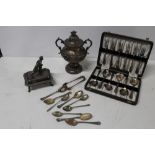 A TRAY OF SILVER PLATED METALWARE TO INC A LIDDED TRINKET WITH A MODEL OF A FIGURE PLAYING LAWN