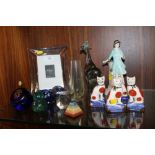 A SELECTION OF CERAMIC AND GLASSWARE TO INCLUDE A WATERFORD CRYSTAL PHOTO FRAME