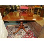 A GEORGIAN MAHOGANY FOLD-OVER TEA TABLE ON OUT SPLAYED SUPPORTS W-92 CM