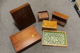 A COLLECTION OF TREEN TO INCLUDE A MAHOGANY STYLE STATIONARY BOX ETC
