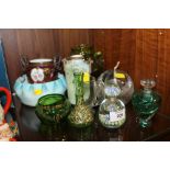 A COLLECTION OF MODERN AND VINTAGE GLASSWARE TO INCLUDE A SCENT BOTTLE AND A NORITAKE VASE