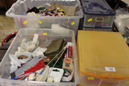 A QUANTITY OF SEWING, CRAFTING AND KNITTING ACCESSORIES ETC TOGETHER WITH A VINTAGE SEWING BOX AND