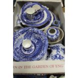 A TRAY OF BLUE & WHITE CERAMICS TO INCLUDE SPODE, WORCESTER AND DOULTON ETC