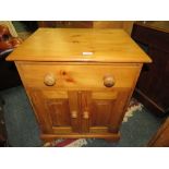 A SMALL MODERN PINE TWO DOOR CABINET WITH DRAWER W-60 CM