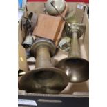 A TRAY OF METALWARE TO INCLUDE MARITIME STYLE HORNS ETC