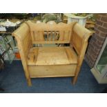 AN OLD PINE BENCH SEAT WITH LIFT-UP LID W-85 CM