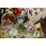 A TRAY OF ASSORTED GLASSWARE ETC TO INCLUDE MODERN GLASS HANDBAGS, BLOWN GLASS FLOWERS ETC