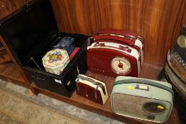 A SELECTION OF VINTAGE AND MODERN RADIOS AND TINS