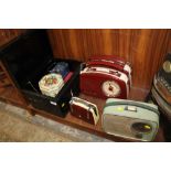 A SELECTION OF VINTAGE AND MODERN RADIOS AND TINS