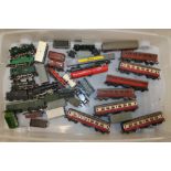 A COLLECTION OF VINTAGE HORNBY LOCOMOTIVES, TRAIN CARRIAGES, TENDER ETC TO INC A GWR 8751