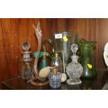 A SELECTION OF ANTIQUE AND VINTAGE GLASS TO INCLUDE A TWIN HANDLED GREEN ETCHED VESSEL, PERFUME