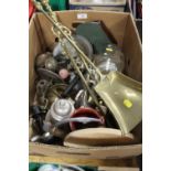 A TRAY OF KITCHENALIA AND BRASSWARE ETC