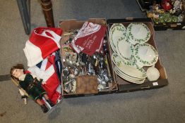 A TRAY OF GRINDLEY GREENSLEEVES PATTERN DINNERWARE TOGETHER WITH A TRAY OF FLATWARE ETC