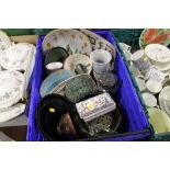A TRAY OF ASSORTED STUDIO POTTERY ETC TO INC SIGNED EXAMPLES