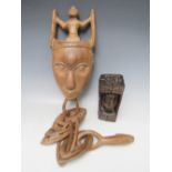 A CARVED WOODEN AFRICAN TRIBAL WALL HANGING / DECORATIVE MASK, overall H 87 cm